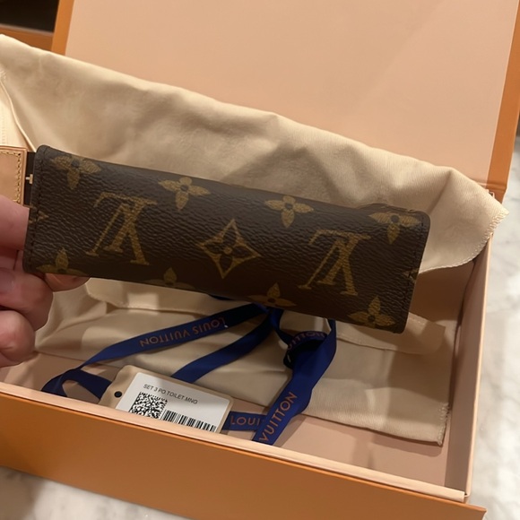 Louis Vuitton Toiletry Pouch 15 - Picture 5 of 6